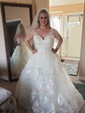 Ball Gown V-neck Tulle Sweep Train Wedding Dresses With Appliques Lace