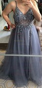 Ball Gown V-neck Tulle Prom Dresses With Appliques